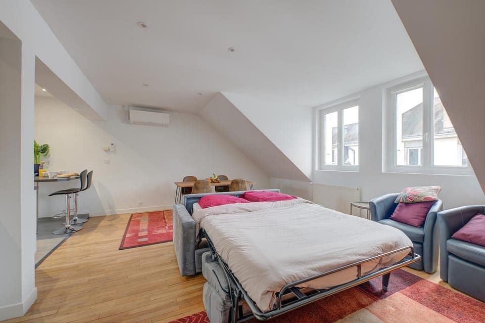 Bed, Living room, Bedroom, air conditioner