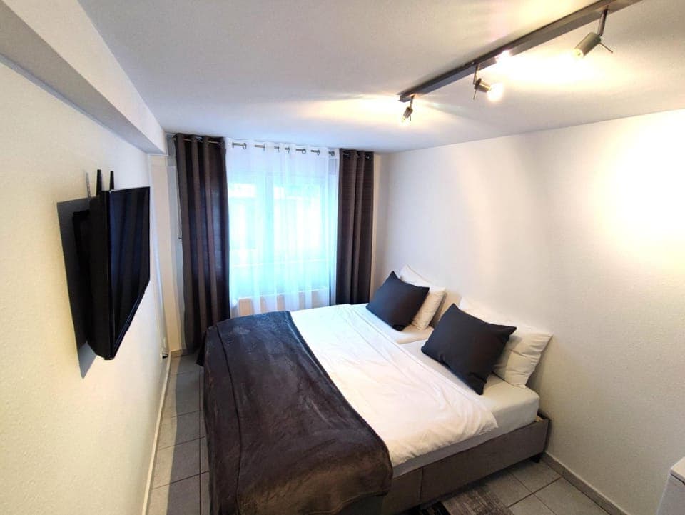 Bed, TV and multimedia, Bedroom