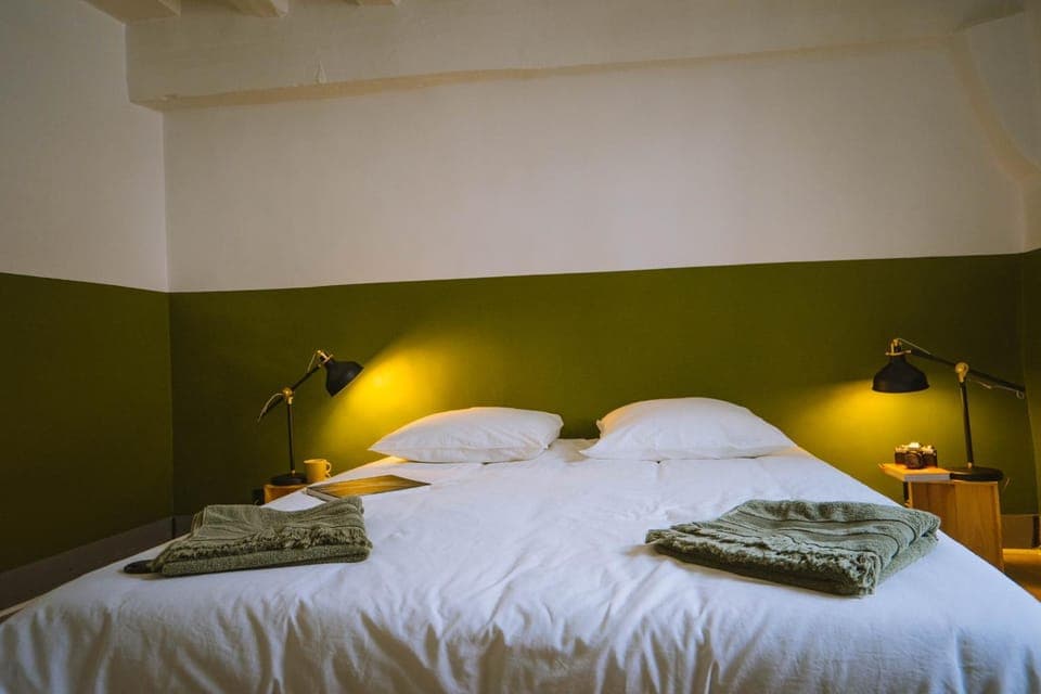 Bed, Photo of the whole room, Bedroom, towels