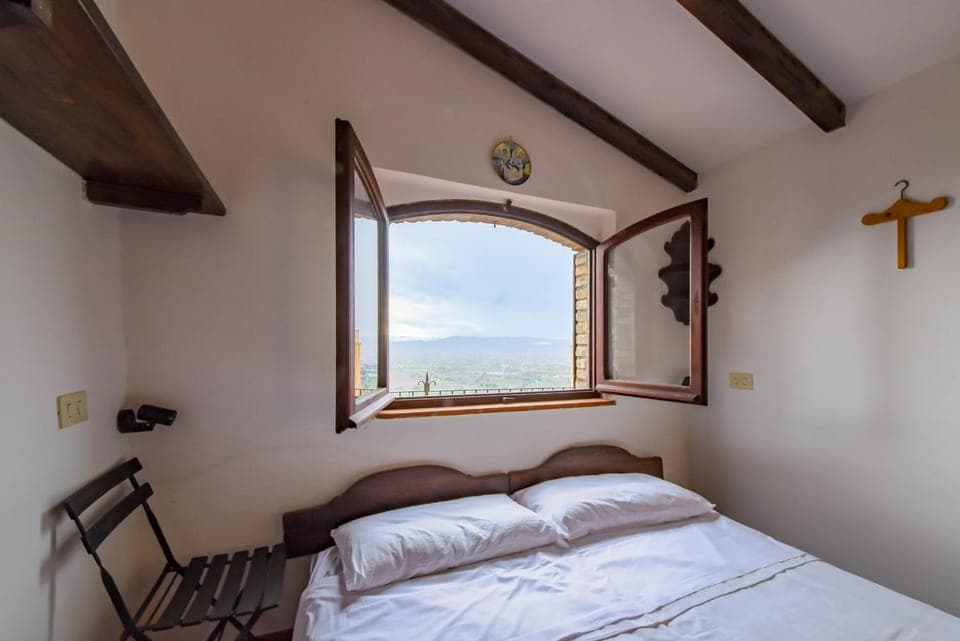 Photo of the whole room, Bedroom, Mountain view