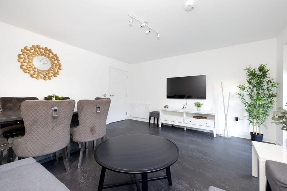 TV and multimedia, Living room, Seating area, Dining area