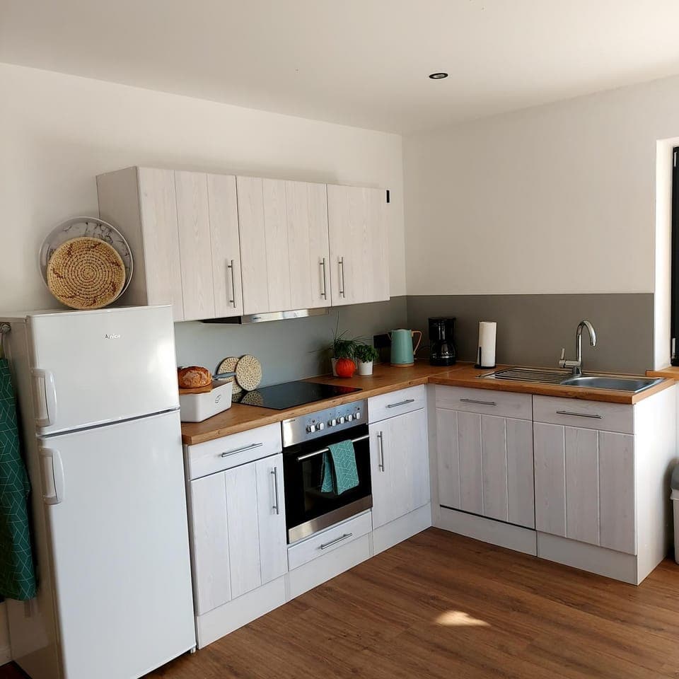 Coffee/tea facilities, Kitchen or kitchenette, dishwasher, stove, toaster