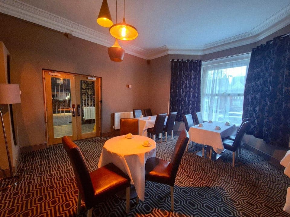 Property building, Restaurant/places to eat, Seating area, Dining area