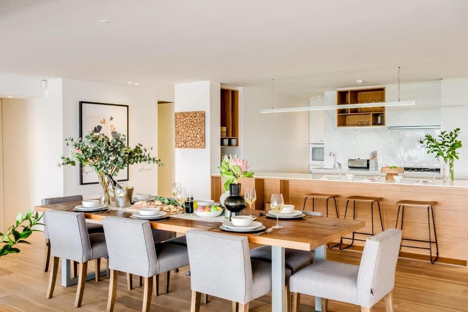 Kitchen or kitchenette, Seating area, Dining area, stove