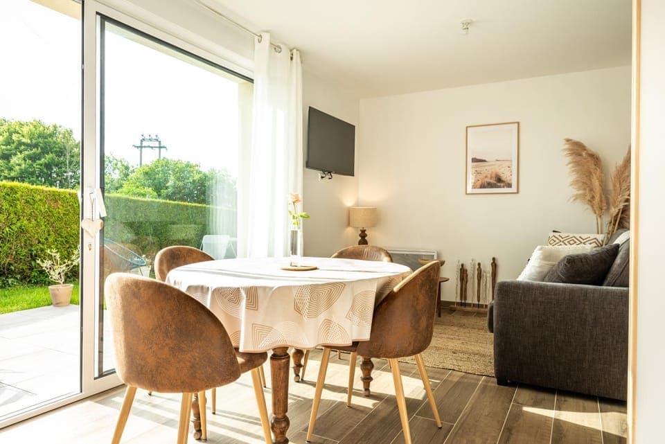 TV and multimedia, Living room, Seating area, Dining area