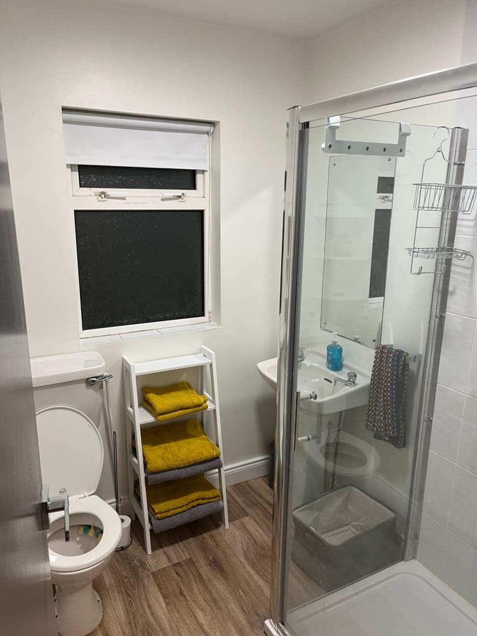 Shower, Toilet, Bathroom, towels