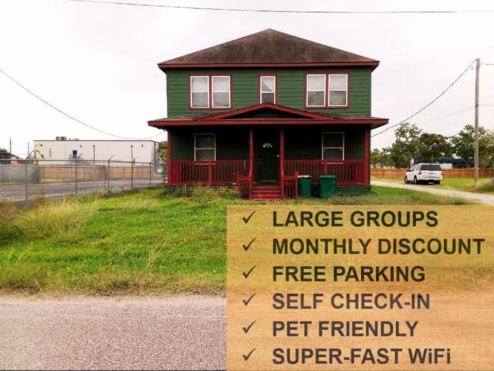 Property building, Day, Property logo or sign, Neighbourhood, Logo/Certificate/Sign, Text overlay, Street view, Certificate/Award