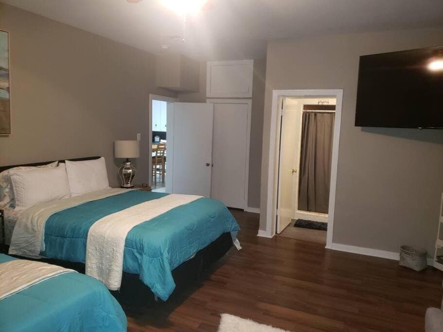 Communal lounge/ TV room, Bed, TV and multimedia, Kitchen or kitchenette, Photo of the whole room, Evening entertainment, Bedroom, wardrobe, air conditioner