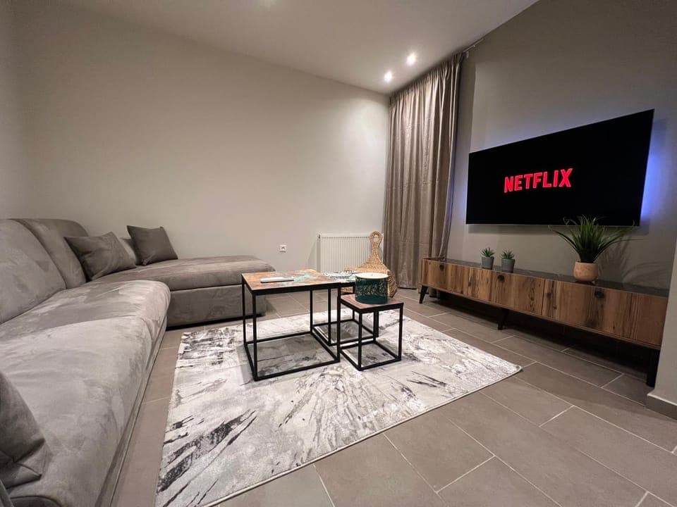 TV and multimedia, Living room, Seating area, Evening entertainment