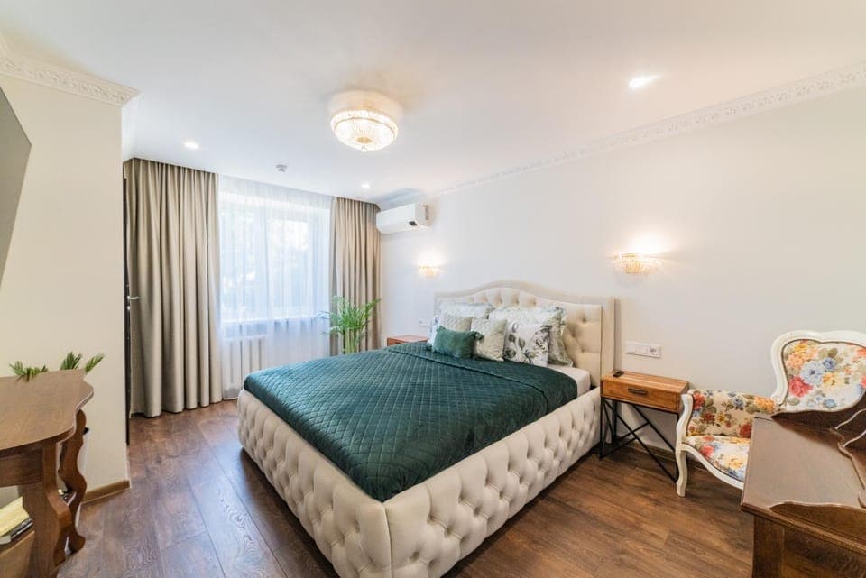 Photo of the whole room, Bedroom