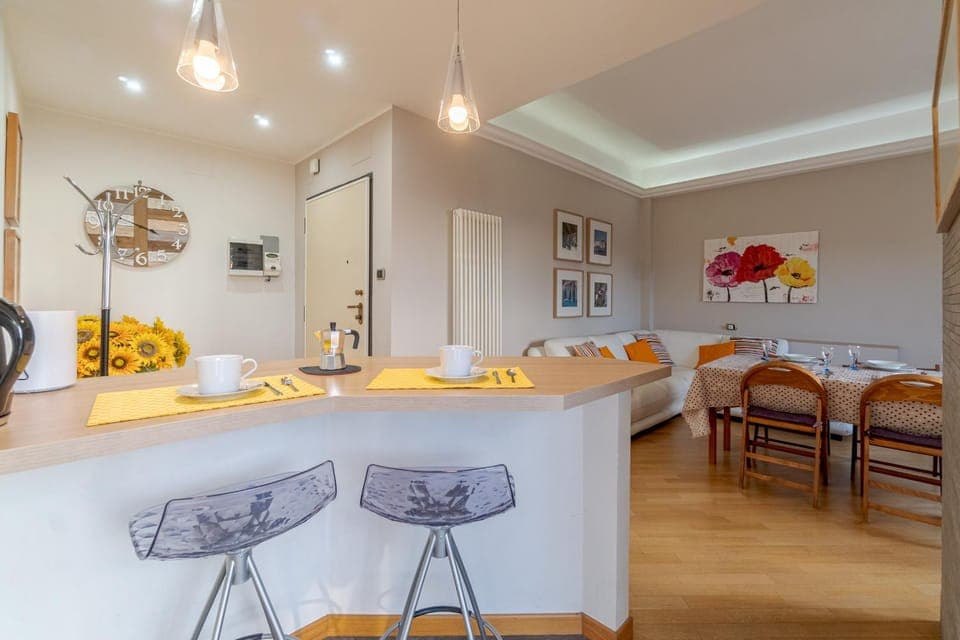 Kitchen or kitchenette, Living room, Seating area, Dining area