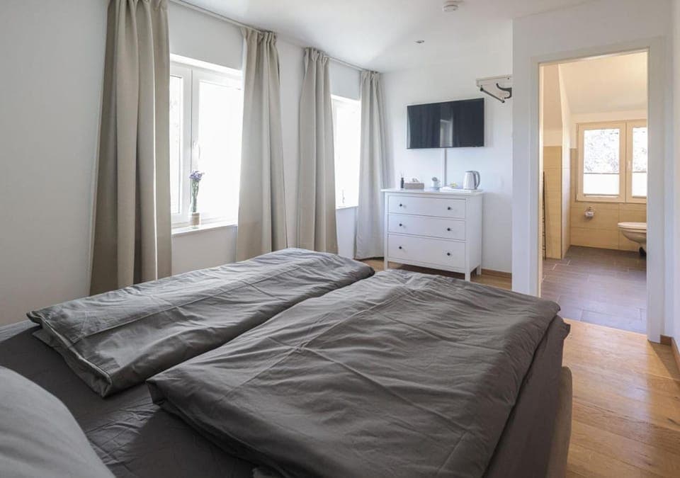 Bed, TV and multimedia, Photo of the whole room, Bedroom