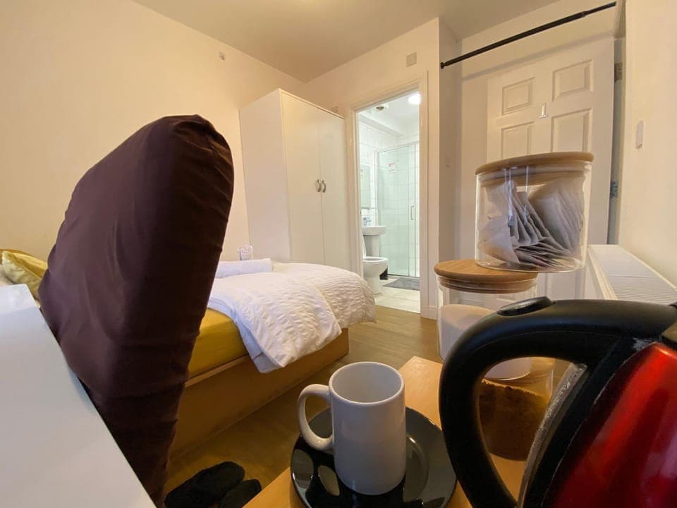 Bed, Photo of the whole room, Seating area, Bedroom, towels