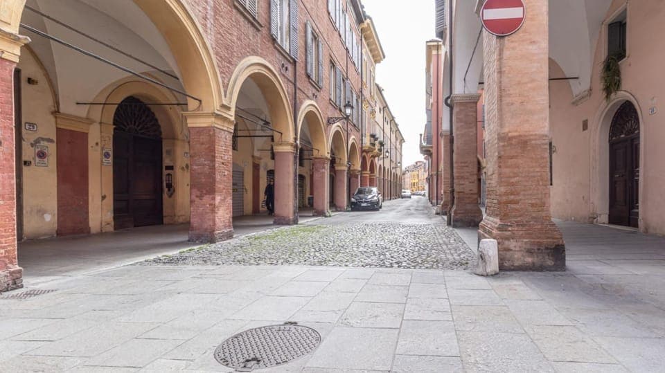 Property building, Facade/entrance, Day, Neighbourhood, Street view, Location