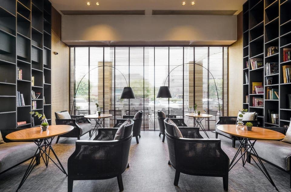 Restaurant/places to eat, Living room, Seating area