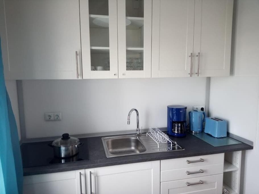 Coffee/tea facilities, Kitchen or kitchenette, stove