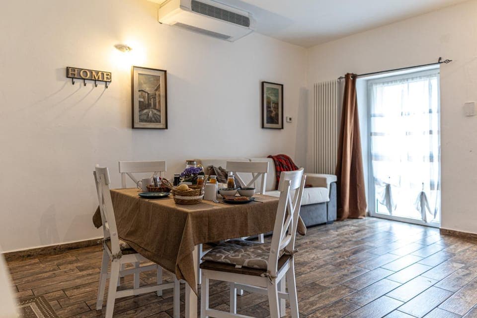 Living room, Dining area, air conditioner