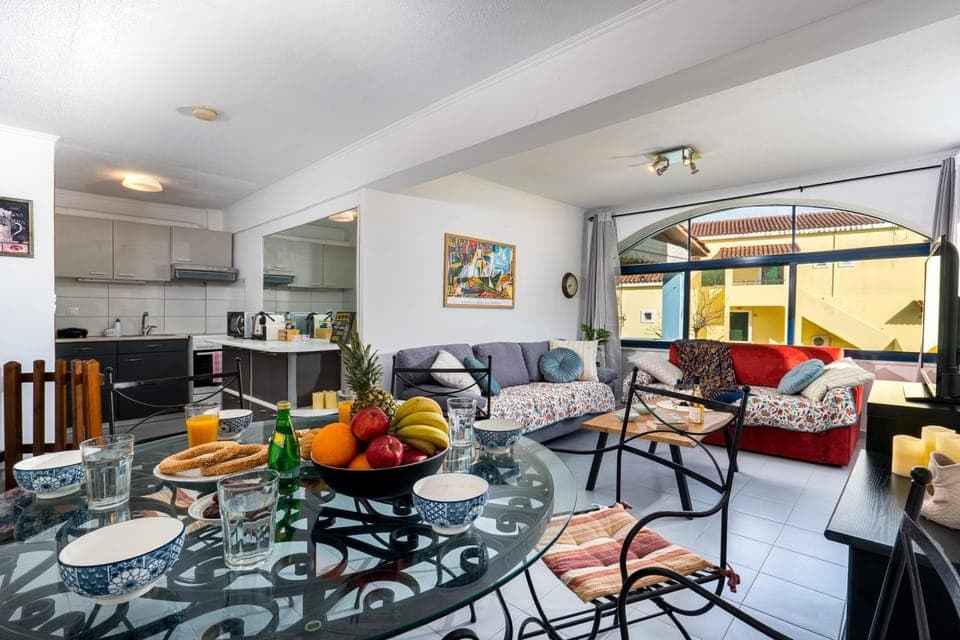 Kitchen or kitchenette, Seating area, Dining area