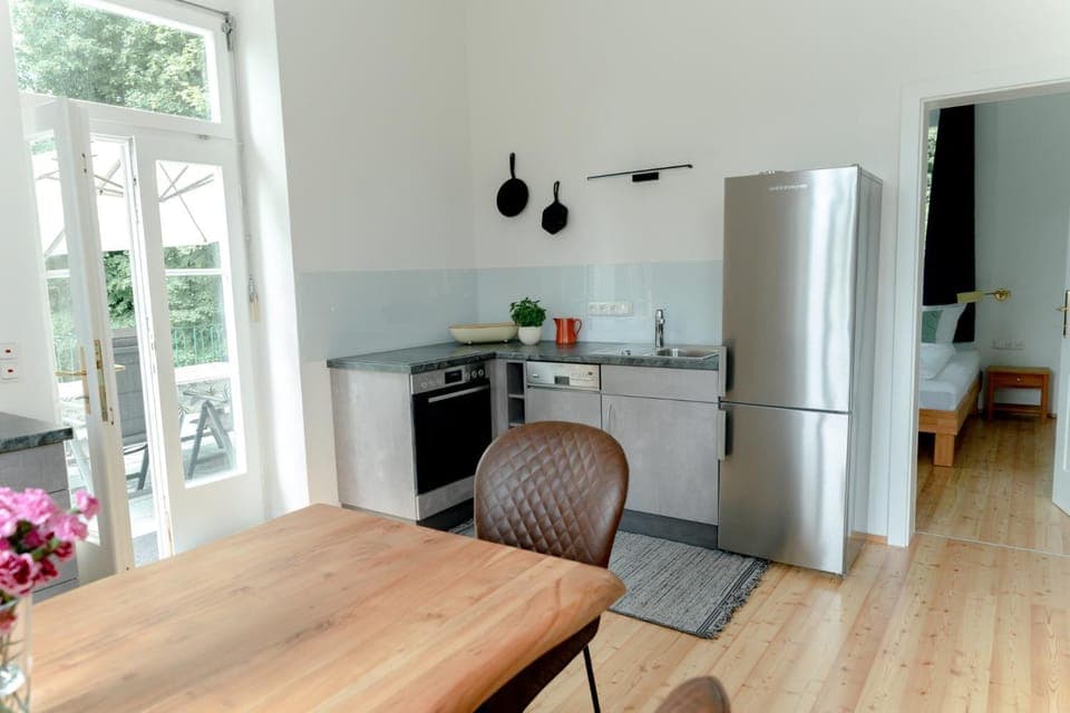 Kitchen or kitchenette, dishwasher, stove