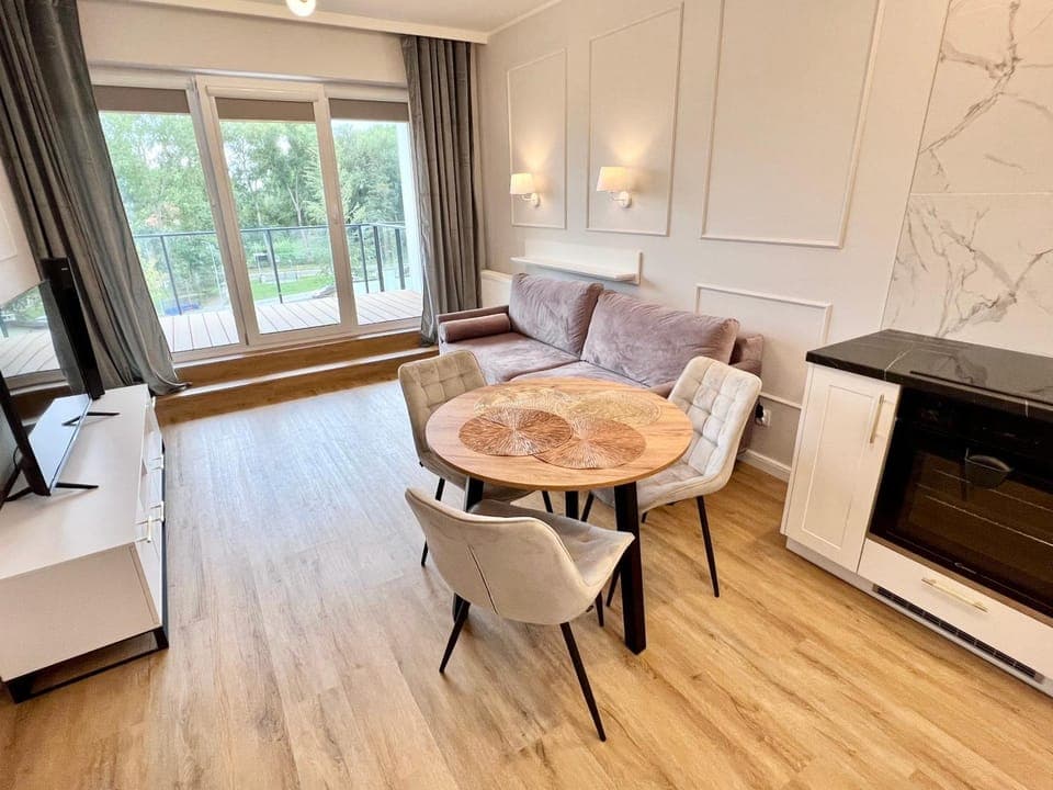 TV and multimedia, Living room, Seating area, Dining area