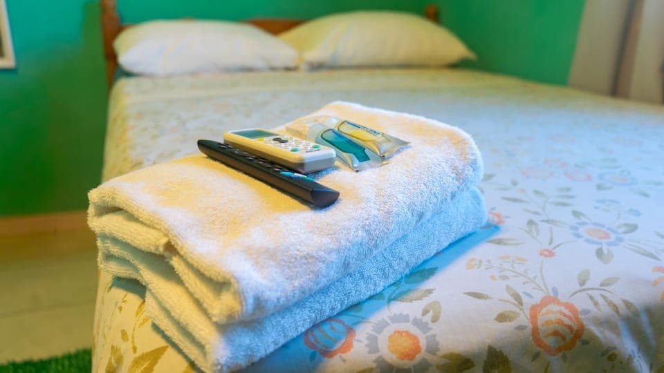 Bed, Bedroom, towels