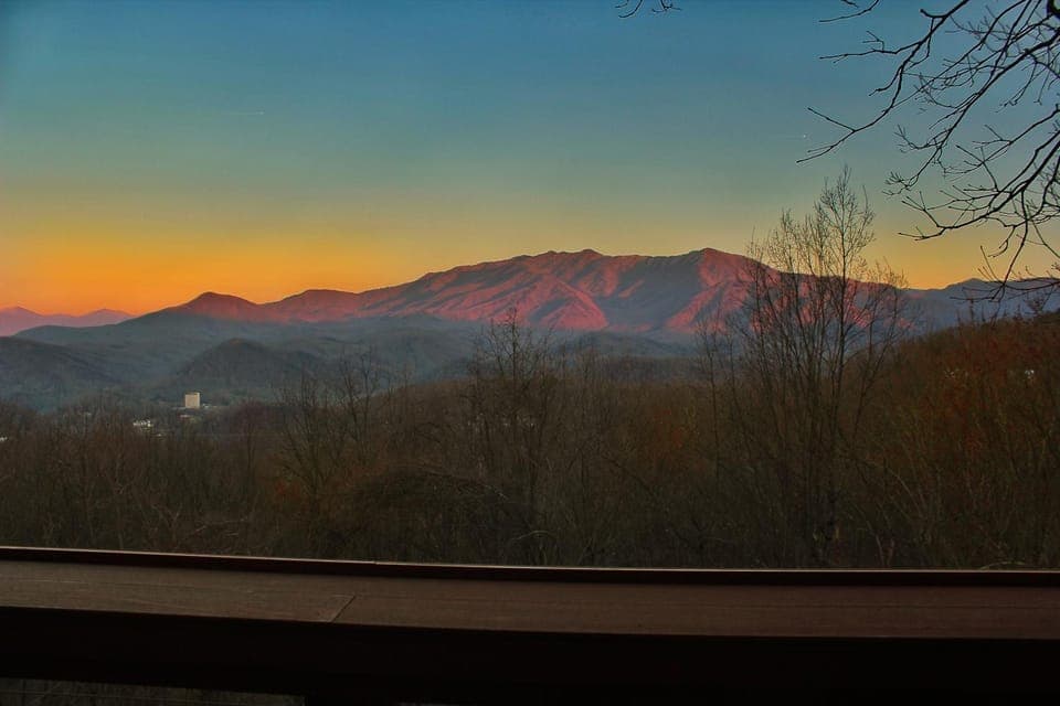 Paradise Vista, Amazing Mtn Views, Hot Tub, 560 FREE tickets each paid day!!! Chalet in Chalet Village