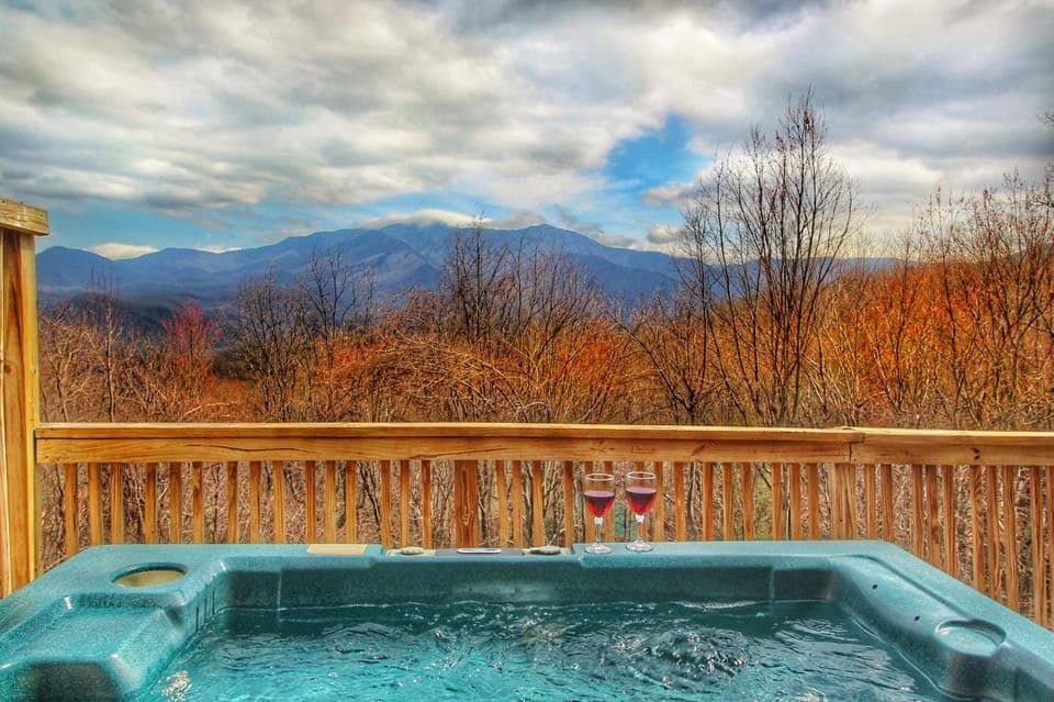 Paradise Vista, Amazing Mtn Views, Hot Tub, 560 FREE tickets each paid day!!! Chalet in Chalet Village