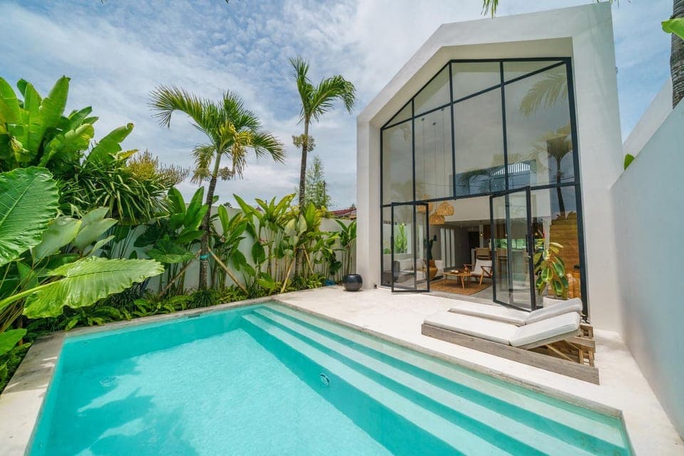 Property building, Day, Garden, Garden view, Pool view, Swimming pool, sunbed