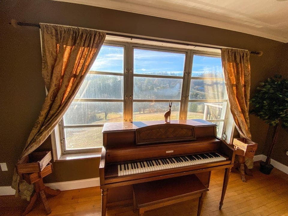 Mid-Century Vintage Brick Ranch Upstairs Guesthouse House in Sevierville