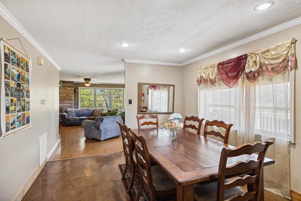 Mid-Century Vintage Brick Ranch Upstairs Guesthouse House in Sevierville