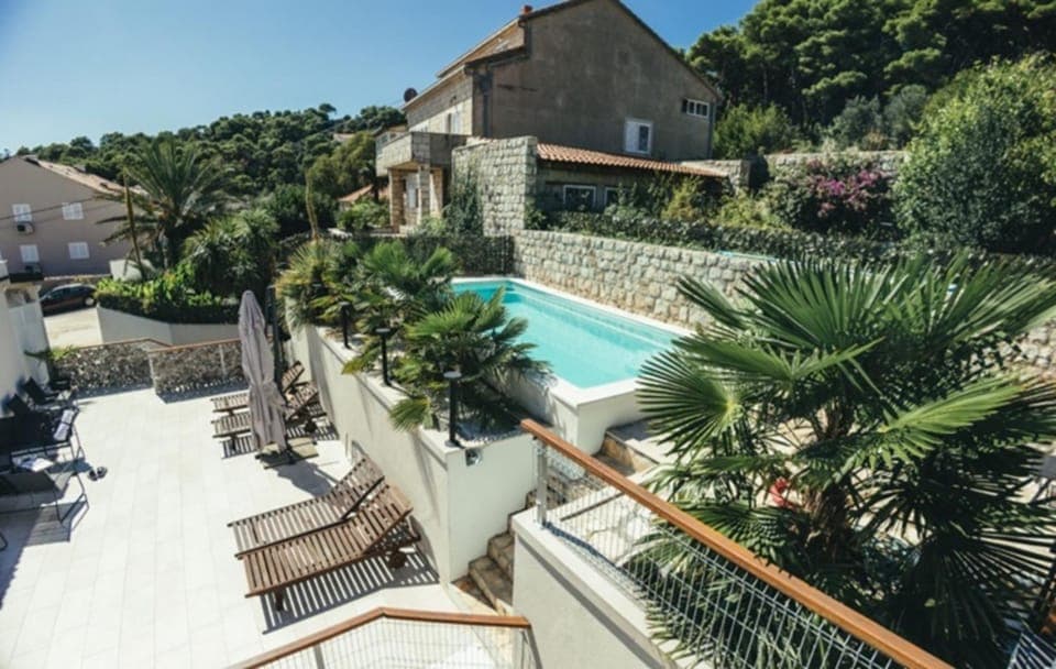 Swimming pool, sunbed