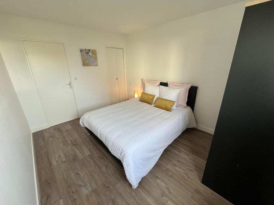 Bed, Photo of the whole room, Bedroom, wardrobe