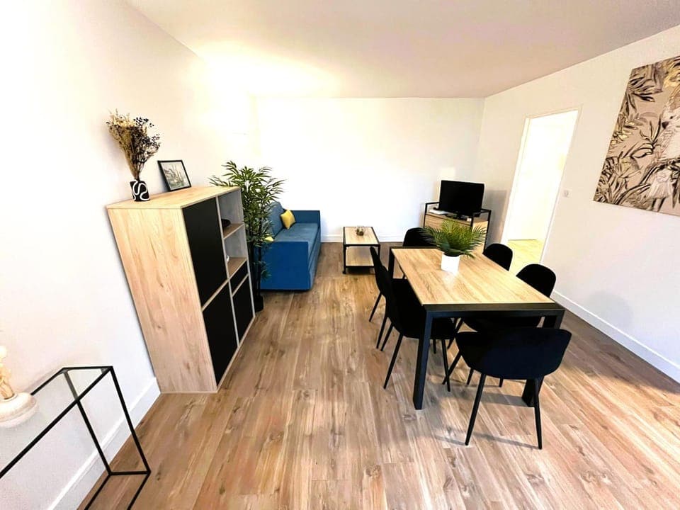 TV and multimedia, Living room, Seating area, Dining area