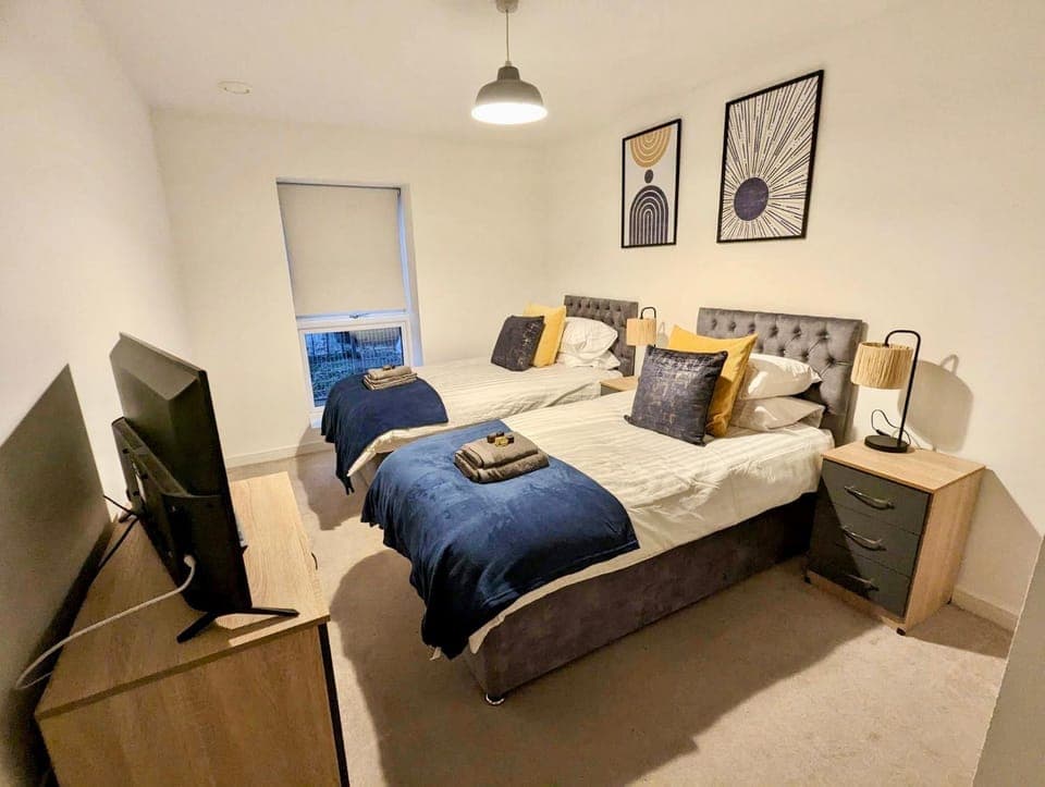 Bed, TV and multimedia, Bedroom