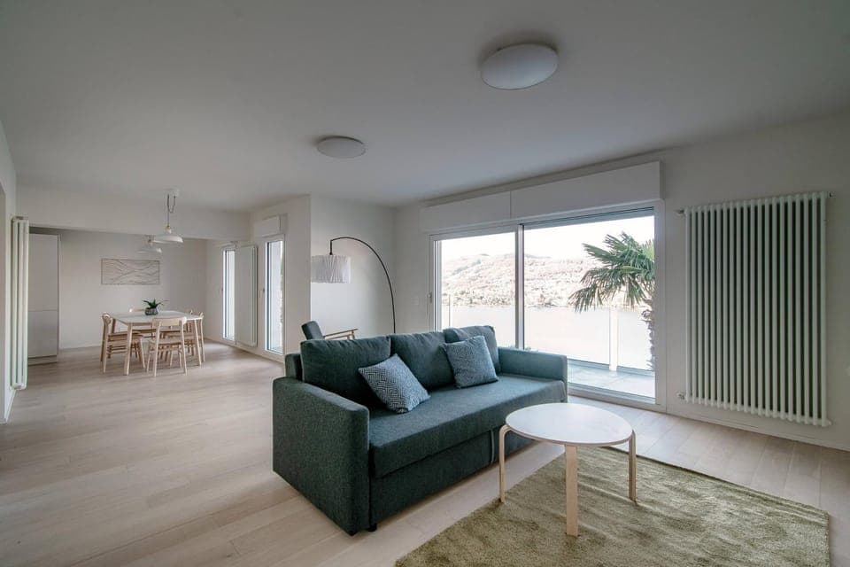 Living room, Photo of the whole room, internet