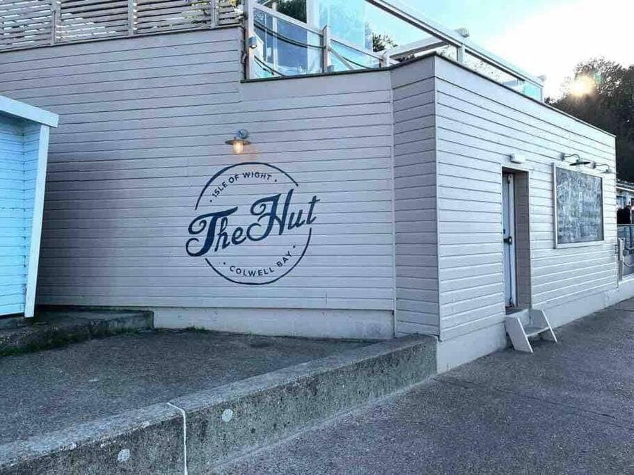 Restaurant/places to eat, Property logo or sign