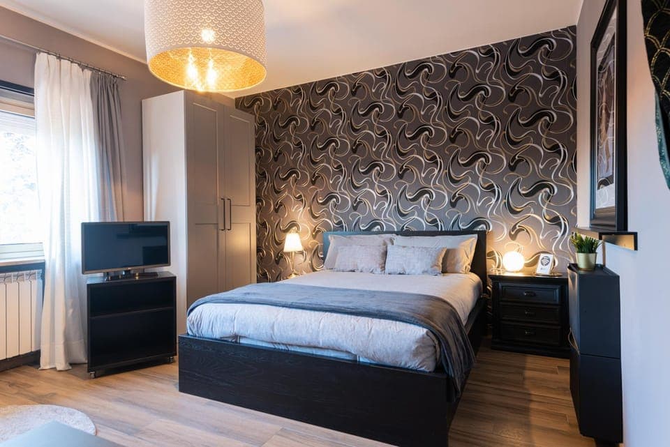 Bed, TV and multimedia, Bedroom, wardrobe