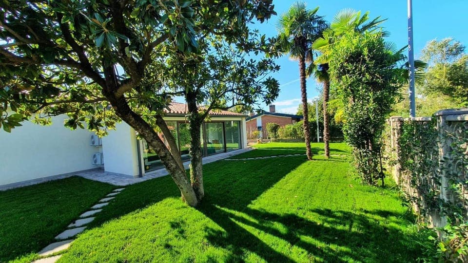 Property building, Day, Natural landscape, Garden, Garden view