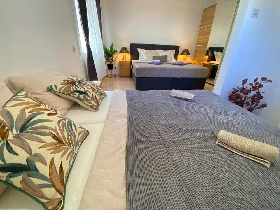 Bed, Photo of the whole room, Bedroom, towels