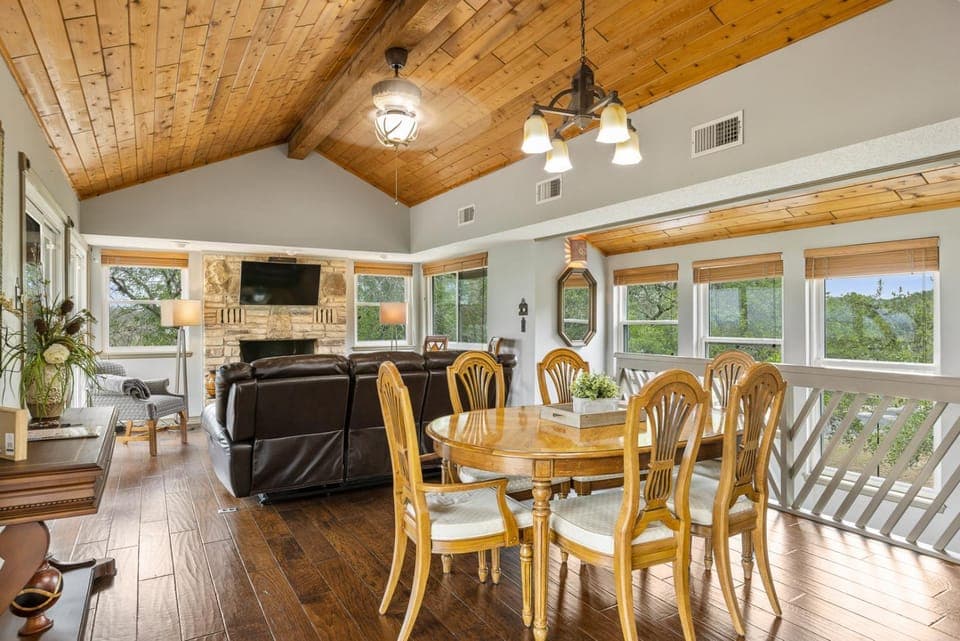 Communal lounge/ TV room, TV and multimedia, Living room, Seating area, Dining area, Evening entertainment, fireplace