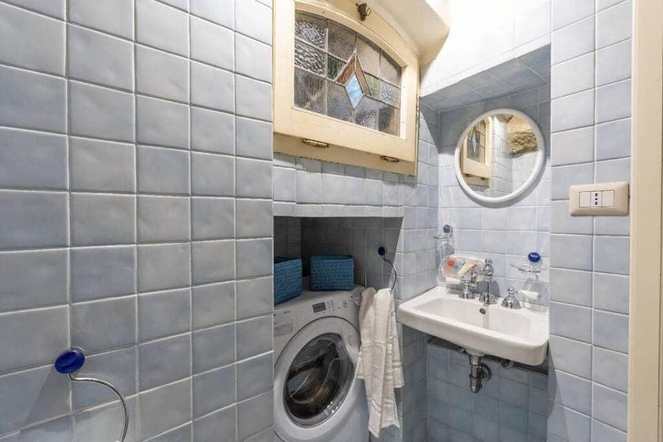 Bathroom, towels, washing machine