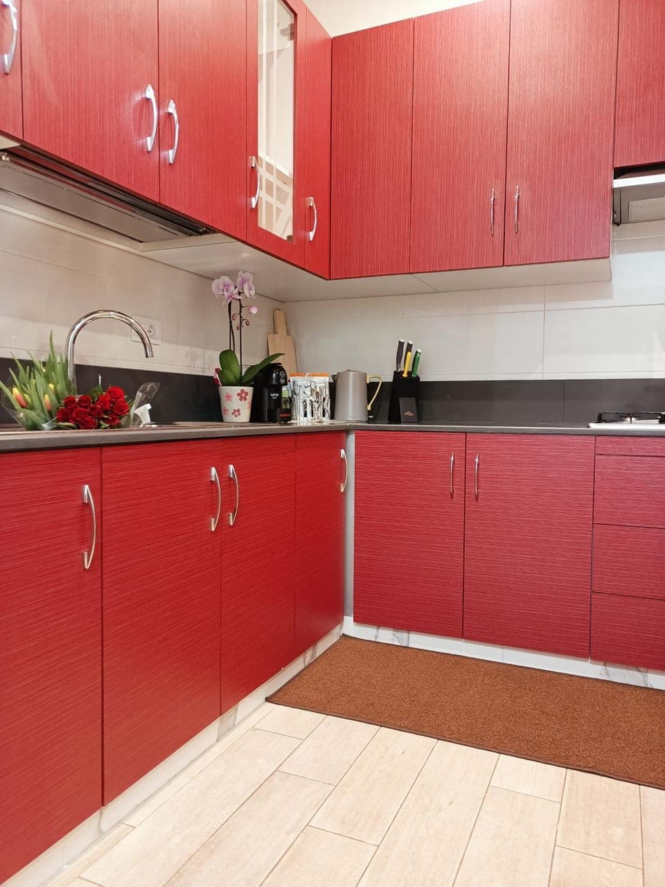 Kitchen or kitchenette, minibar, stove