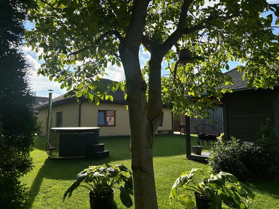 Property building, Day, Garden, Hot Tub, Balcony/Terrace