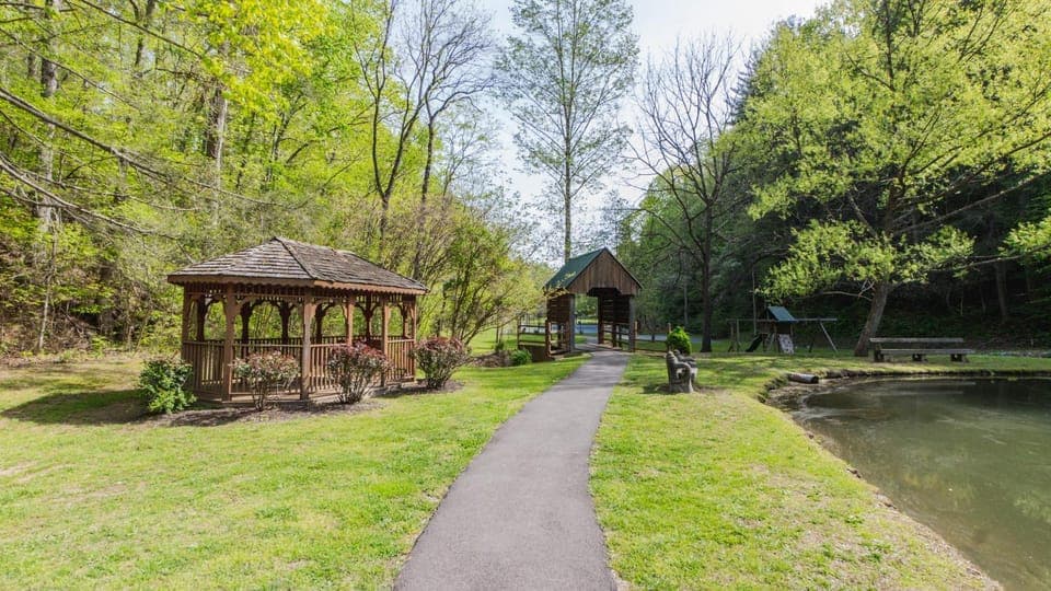 Misbeehavin' Chalet in Pigeon Forge