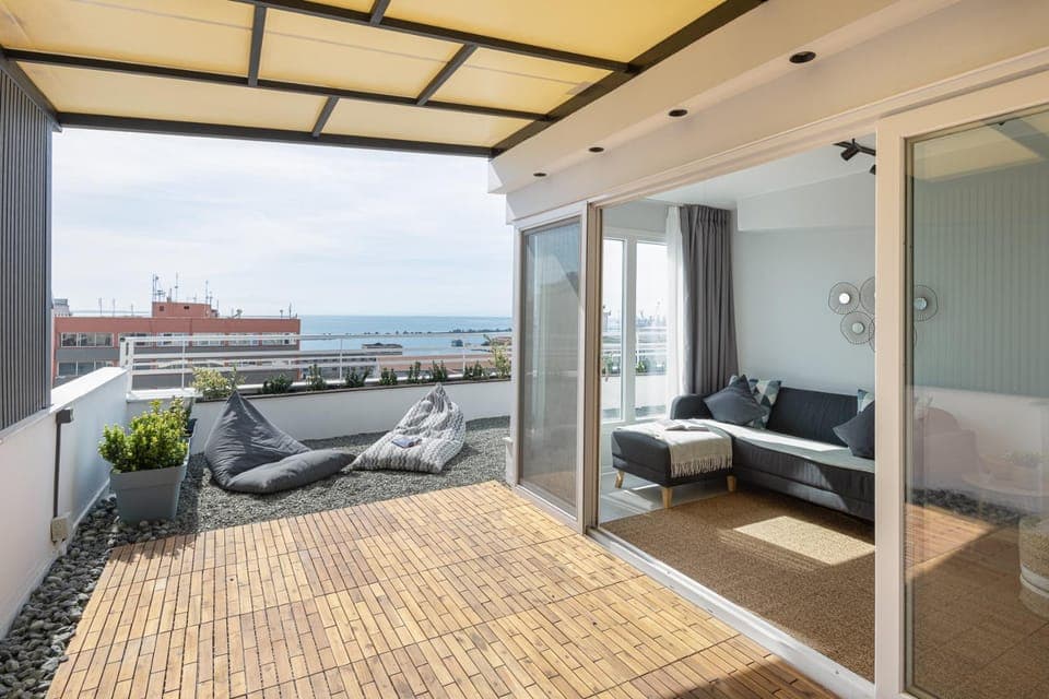View (from property/room), Balcony/Terrace, Living room, City view, Sea view