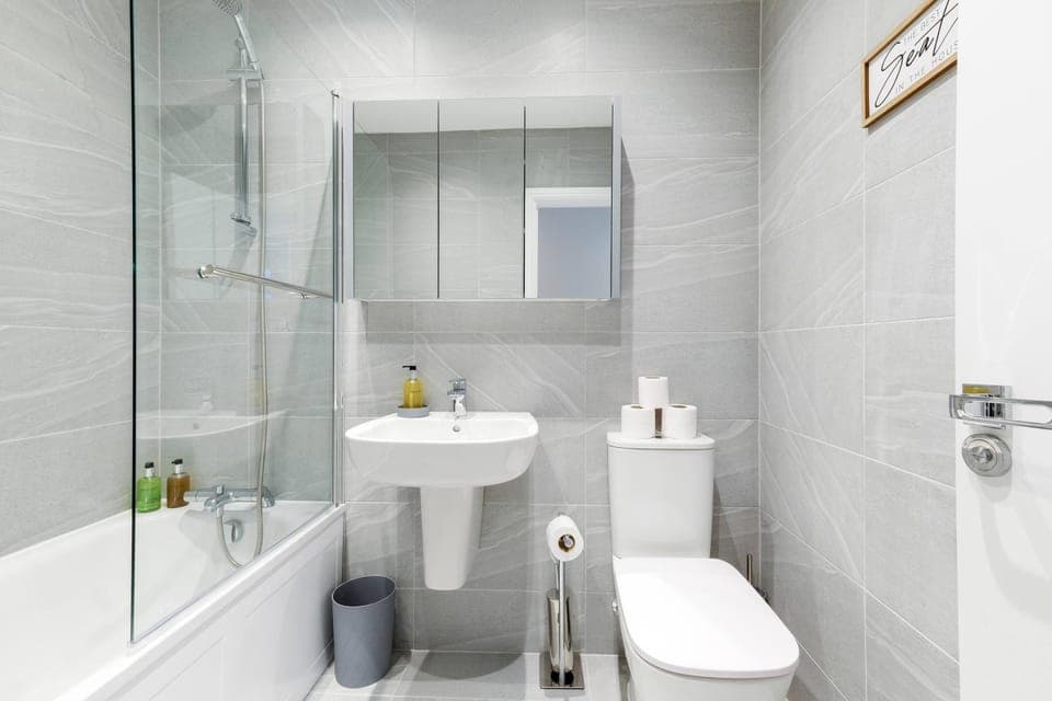 Shower, Toilet, Bathroom, Bath, bidet, towels