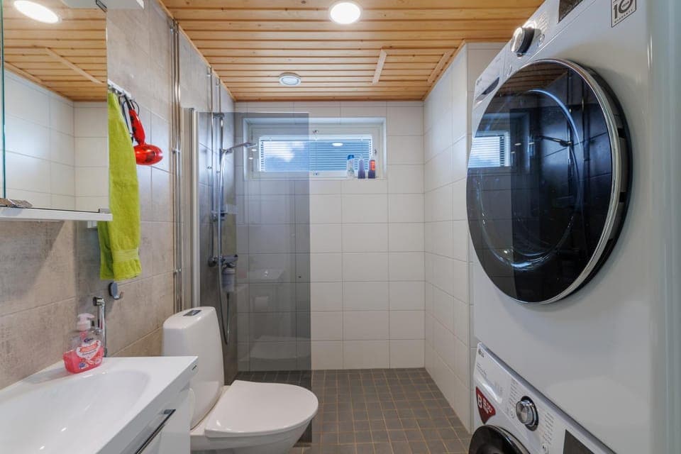 Shower, Toilet, Bathroom, towels, washing machine, dryer