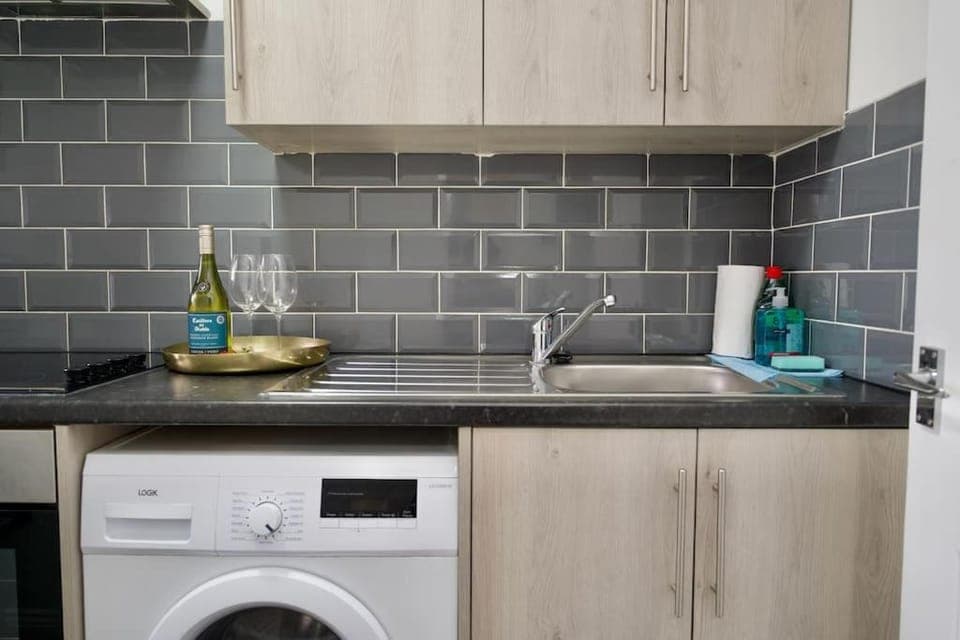 Kitchen or kitchenette, pet friendly, stove, washing machine