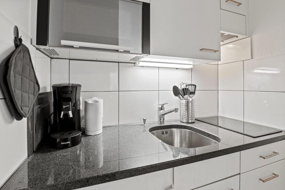 Kitchen or kitchenette, minibar, stove