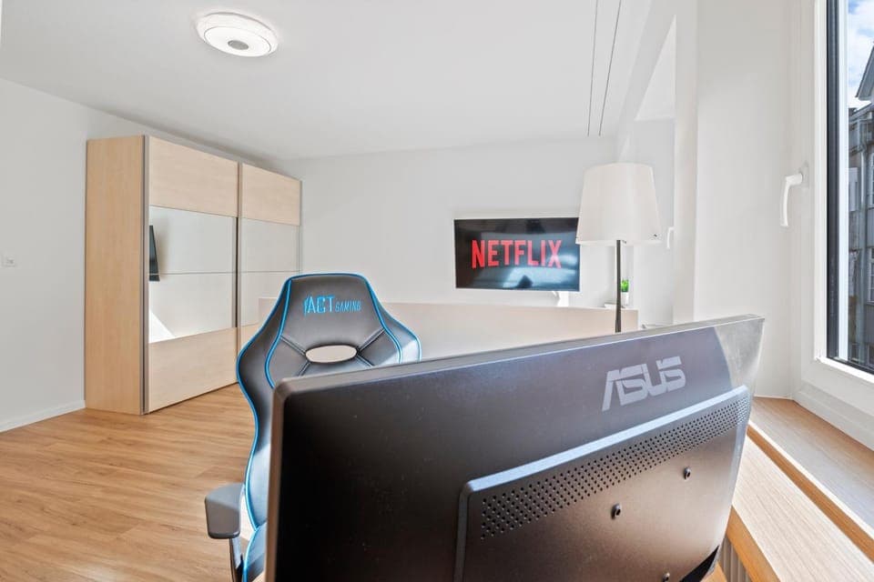 TV and multimedia, Street view, Street view, Quiet street view, wardrobe